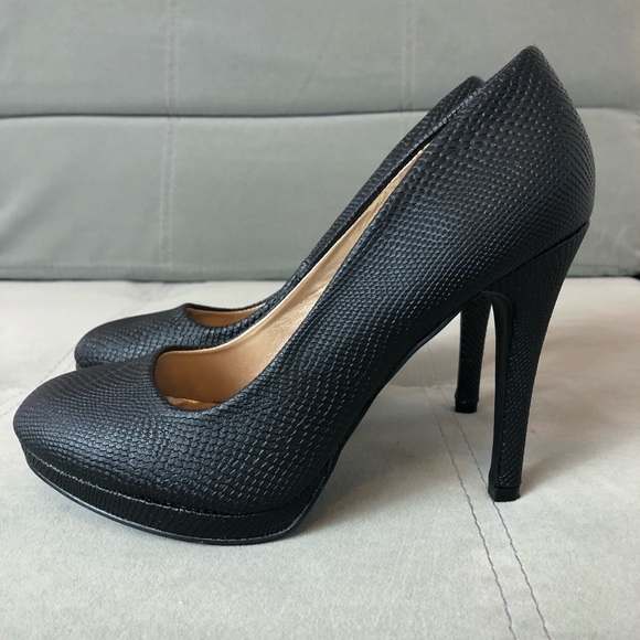 Charlotte Russe black textured platform heels - Picture 2 of 8